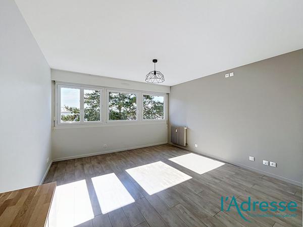 Appartement Laval 4 pièce(s) avec parking et balconnet