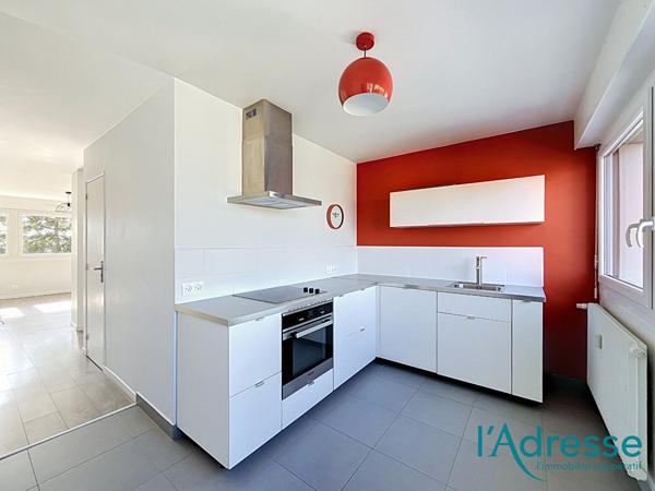 Appartement Laval 4 pièce(s) avec parking et balconnet