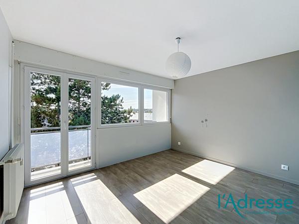 Appartement Laval 4 pièce(s) avec parking et balconnet