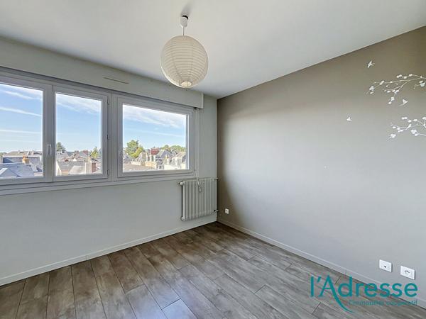 Appartement Laval 4 pièce(s) avec parking et balconnet
