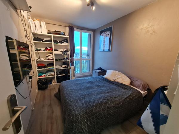 Bld du Tertre - Spacieux appartement en étage élevé comprenant pièce de vie, cuisine, ainsi que trois belles chambres. Ascenseur , cave, et parking extérieur.