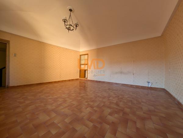 Maison de ville à rénover, fort potentiel.