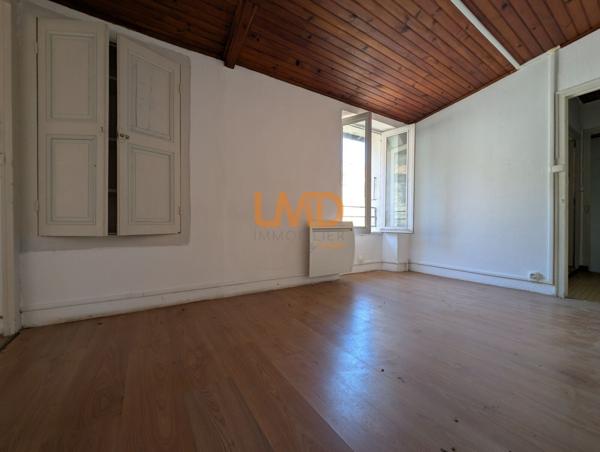 Maison de ville à rénover, fort potentiel.