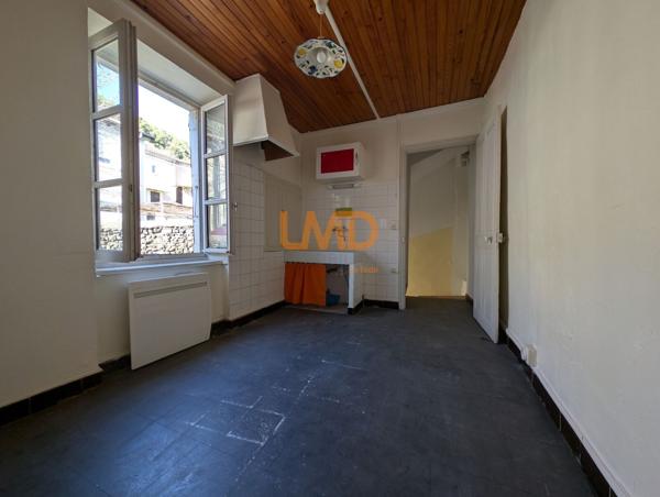 Maison de ville à rénover, fort potentiel.