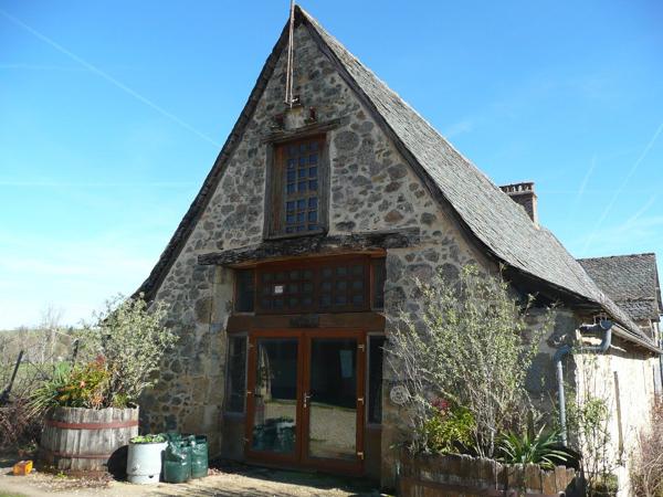 Une grande propriété de caractère avec nombreuses dépendances et terrains. Maleville