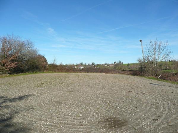 Une grande propriété de caractère avec nombreuses dépendances et terrains. Maleville
