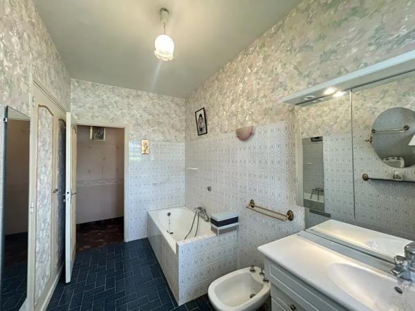 Maison en pierre plein pied, proche des commodités et de la