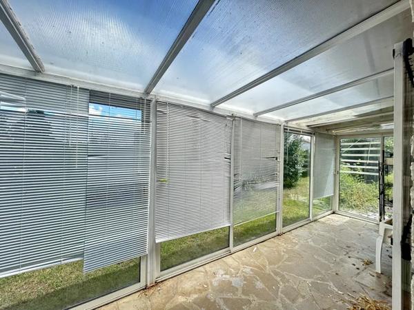Maison en pierre plein pied, proche des commodités et de la