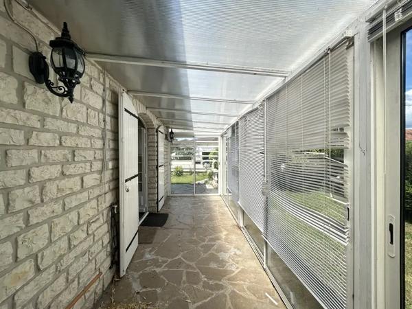 Maison en pierre plein pied, proche des commodités et de la