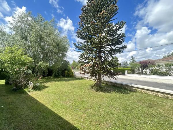 Maison en pierre plein pied, proche des commodités et de la