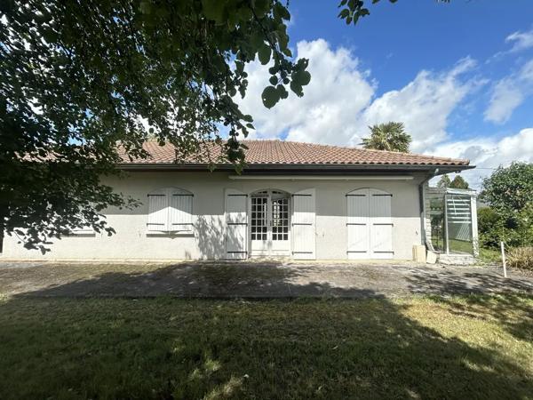 Maison en pierre plein pied, proche des commodités et de la