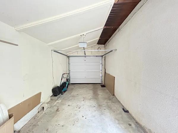 Maison en pierre plein pied, proche des commodités et de la