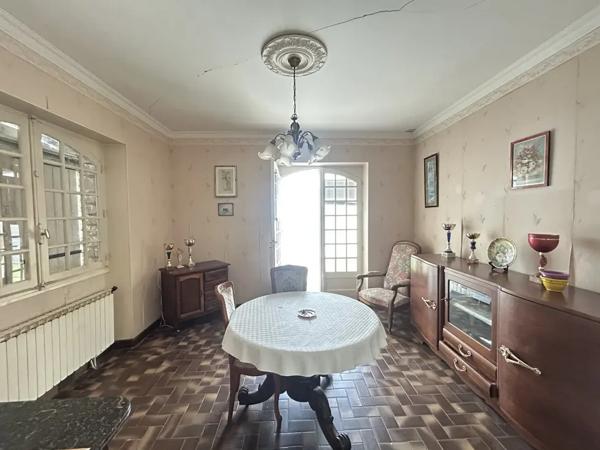 Maison en pierre plein pied, proche des commodités et de la