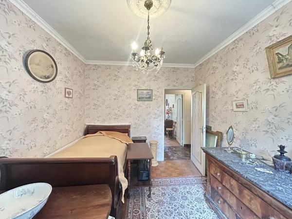 Maison en pierre plein pied, proche des commodités et de la