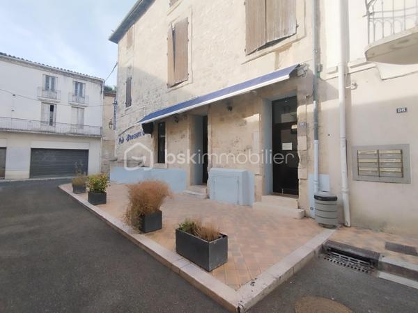 EXCLUSIVITÉ – Immeuble de rapport de 500 m² avec Bar-Restaurant, Licence IV et fort potentiel de développement – Centre historique de Nérac.

Au cœur du centre historique de Nérac, cité d’Henri IV et destination touristique prisée du Lot-et-Garonne, découvrez cet ensemble immobilier en pierre d’environ 500 m² offrant un potentiel exceptionnel pour un projet de restauration, d’hôtellerie, d’événementiel ou d’investissement locatif.

Une activité de restauration prête à l’exploitation : 

Le rez-de-chaussée accueille un Bar-Restaurant d’environ 250 m² entièrement meublé et équipé, permettant une reprise immédiate de l’activité sans investissement complémentaire majeur.
L’établissement dispose d’une salle de restauration chaleureuse, d’un espace bar, d’une cuisine semi-ouverte équipée de matériel professionnel (fours, réfrigérateurs, congélateurs, micro-ondes, hotte d’extraction…) conforme aux normes en vigueur, ainsi que de l’ensemble du mobilier, de la verrerie et des équipements nécessaires à l’exploitation.
Une agréable terrasse de 65 m² constitue un véritable atout commercial et permet d’accueillir une clientèle supplémentaire durant la saison touristique.
La vente comprend également une Licence IV, élément particulièrement recherché et à forte valeur ajoutée.
Deux caves d’une superficie totale d’environ 70 m² complètent cet espace.

Des surfaces complémentaires à valoriser : 

Au premier étage, vous bénéficierez d’une vaste salle meublée pouvant accueillir de multiples projets : réception, séminaires, privatisations, salle événementielle ou extension de l’activité de restauration.
Un studio meublé complète ce niveau.

Un important potentiel d’aménagement : 

Les niveaux supérieurs restent à rénover et offrent de nombreuses possibilités de valorisation : création de logements, chambres d’hôtes, hébergements touristiques, espaces professionnels ou projet mixte selon vos ambitions.

Les points forts : 

✔ Immeuble en pierre de caractère
✔ Environ 500 m² de surface exploitable
✔ Emplacement premium dans le centre historique de Nérac
✔ Bar-Restaurant entièrement équipé et opérationnel
✔ Licence IV incluse dans la vente
✔ Terrasse de 65 m²
✔ Studio meublé
✔ Deux caves de 70 m² au total
✔ Fort potentiel de création de valeur
✔ Idéal investisseur, restaurateur ou professionnel du tourisme

Une opportunité rare d’acquérir un immeuble de caractère associant exploitation commerciale immédiate et fort potentiel de développement dans l’une des villes les plus attractives du Lot-et-Garonne.

À découvrir sans tarder !