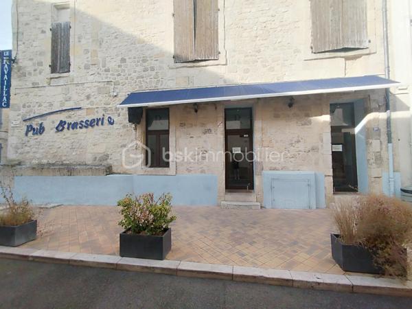 EXCLUSIVITÉ – Immeuble de rapport de 500 m² avec Bar-Restaurant, Licence IV et fort potentiel de développement – Centre historique de Nérac.

Au cœur du centre historique de Nérac, cité d’Henri IV et destination touristique prisée du Lot-et-Garonne, découvrez cet ensemble immobilier en pierre d’environ 500 m² offrant un potentiel exceptionnel pour un projet de restauration, d’hôtellerie, d’événementiel ou d’investissement locatif.

Une activité de restauration prête à l’exploitation : 

Le rez-de-chaussée accueille un Bar-Restaurant d’environ 250 m² entièrement meublé et équipé, permettant une reprise immédiate de l’activité sans investissement complémentaire majeur.
L’établissement dispose d’une salle de restauration chaleureuse, d’un espace bar, d’une cuisine semi-ouverte équipée de matériel professionnel (fours, réfrigérateurs, congélateurs, micro-ondes, hotte d’extraction…) conforme aux normes en vigueur, ainsi que de l’ensemble du mobilier, de la verrerie et des équipements nécessaires à l’exploitation.
Une agréable terrasse de 65 m² constitue un véritable atout commercial et permet d’accueillir une clientèle supplémentaire durant la saison touristique.
La vente comprend également une Licence IV, élément particulièrement recherché et à forte valeur ajoutée.
Deux caves d’une superficie totale d’environ 70 m² complètent cet espace.

Des surfaces complémentaires à valoriser : 

Au premier étage, vous bénéficierez d’une vaste salle meublée pouvant accueillir de multiples projets : réception, séminaires, privatisations, salle événementielle ou extension de l’activité de restauration.
Un studio meublé complète ce niveau.

Un important potentiel d’aménagement : 

Les niveaux supérieurs restent à rénover et offrent de nombreuses possibilités de valorisation : création de logements, chambres d’hôtes, hébergements touristiques, espaces professionnels ou projet mixte selon vos ambitions.

Les points forts : 

✔ Immeuble en pierre de caractère
✔ Environ 500 m² de surface exploitable
✔ Emplacement premium dans le centre historique de Nérac
✔ Bar-Restaurant entièrement équipé et opérationnel
✔ Licence IV incluse dans la vente
✔ Terrasse de 65 m²
✔ Studio meublé
✔ Deux caves de 70 m² au total
✔ Fort potentiel de création de valeur
✔ Idéal investisseur, restaurateur ou professionnel du tourisme

Une opportunité rare d’acquérir un immeuble de caractère associant exploitation commerciale immédiate et fort potentiel de développement dans l’une des villes les plus attractives du Lot-et-Garonne.

À découvrir sans tarder !