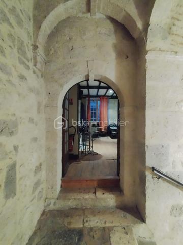EXCLUSIVITÉ – Immeuble de rapport de 500 m² avec Bar-Restaurant, Licence IV et fort potentiel de développement – Centre historique de Nérac.

Au cœur du centre historique de Nérac, cité d’Henri IV et destination touristique prisée du Lot-et-Garonne, découvrez cet ensemble immobilier en pierre d’environ 500 m² offrant un potentiel exceptionnel pour un projet de restauration, d’hôtellerie, d’événementiel ou d’investissement locatif.

Une activité de restauration prête à l’exploitation : 

Le rez-de-chaussée accueille un Bar-Restaurant d’environ 250 m² entièrement meublé et équipé, permettant une reprise immédiate de l’activité sans investissement complémentaire majeur.
L’établissement dispose d’une salle de restauration chaleureuse, d’un espace bar, d’une cuisine semi-ouverte équipée de matériel professionnel (fours, réfrigérateurs, congélateurs, micro-ondes, hotte d’extraction…) conforme aux normes en vigueur, ainsi que de l’ensemble du mobilier, de la verrerie et des équipements nécessaires à l’exploitation.
Une agréable terrasse de 65 m² constitue un véritable atout commercial et permet d’accueillir une clientèle supplémentaire durant la saison touristique.
La vente comprend également une Licence IV, élément particulièrement recherché et à forte valeur ajoutée.
Deux caves d’une superficie totale d’environ 70 m² complètent cet espace.

Des surfaces complémentaires à valoriser : 

Au premier étage, vous bénéficierez d’une vaste salle meublée pouvant accueillir de multiples projets : réception, séminaires, privatisations, salle événementielle ou extension de l’activité de restauration.
Un studio meublé complète ce niveau.

Un important potentiel d’aménagement : 

Les niveaux supérieurs restent à rénover et offrent de nombreuses possibilités de valorisation : création de logements, chambres d’hôtes, hébergements touristiques, espaces professionnels ou projet mixte selon vos ambitions.

Les points forts : 

✔ Immeuble en pierre de caractère
✔ Environ 500 m² de surface exploitable
✔ Emplacement premium dans le centre historique de Nérac
✔ Bar-Restaurant entièrement équipé et opérationnel
✔ Licence IV incluse dans la vente
✔ Terrasse de 65 m²
✔ Studio meublé
✔ Deux caves de 70 m² au total
✔ Fort potentiel de création de valeur
✔ Idéal investisseur, restaurateur ou professionnel du tourisme

Une opportunité rare d’acquérir un immeuble de caractère associant exploitation commerciale immédiate et fort potentiel de développement dans l’une des villes les plus attractives du Lot-et-Garonne.

À découvrir sans tarder !