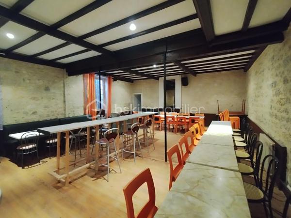 EXCLUSIVITÉ – Immeuble de rapport de 500 m² avec Bar-Restaurant, Licence IV et fort potentiel de développement – Centre historique de Nérac.

Au cœur du centre historique de Nérac, cité d’Henri IV et destination touristique prisée du Lot-et-Garonne, découvrez cet ensemble immobilier en pierre d’environ 500 m² offrant un potentiel exceptionnel pour un projet de restauration, d’hôtellerie, d’événementiel ou d’investissement locatif.

Une activité de restauration prête à l’exploitation : 

Le rez-de-chaussée accueille un Bar-Restaurant d’environ 250 m² entièrement meublé et équipé, permettant une reprise immédiate de l’activité sans investissement complémentaire majeur.
L’établissement dispose d’une salle de restauration chaleureuse, d’un espace bar, d’une cuisine semi-ouverte équipée de matériel professionnel (fours, réfrigérateurs, congélateurs, micro-ondes, hotte d’extraction…) conforme aux normes en vigueur, ainsi que de l’ensemble du mobilier, de la verrerie et des équipements nécessaires à l’exploitation.
Une agréable terrasse de 65 m² constitue un véritable atout commercial et permet d’accueillir une clientèle supplémentaire durant la saison touristique.
La vente comprend également une Licence IV, élément particulièrement recherché et à forte valeur ajoutée.
Deux caves d’une superficie totale d’environ 70 m² complètent cet espace.

Des surfaces complémentaires à valoriser : 

Au premier étage, vous bénéficierez d’une vaste salle meublée pouvant accueillir de multiples projets : réception, séminaires, privatisations, salle événementielle ou extension de l’activité de restauration.
Un studio meublé complète ce niveau.

Un important potentiel d’aménagement : 

Les niveaux supérieurs restent à rénover et offrent de nombreuses possibilités de valorisation : création de logements, chambres d’hôtes, hébergements touristiques, espaces professionnels ou projet mixte selon vos ambitions.

Les points forts : 

✔ Immeuble en pierre de caractère
✔ Environ 500 m² de surface exploitable
✔ Emplacement premium dans le centre historique de Nérac
✔ Bar-Restaurant entièrement équipé et opérationnel
✔ Licence IV incluse dans la vente
✔ Terrasse de 65 m²
✔ Studio meublé
✔ Deux caves de 70 m² au total
✔ Fort potentiel de création de valeur
✔ Idéal investisseur, restaurateur ou professionnel du tourisme

Une opportunité rare d’acquérir un immeuble de caractère associant exploitation commerciale immédiate et fort potentiel de développement dans l’une des villes les plus attractives du Lot-et-Garonne.

À découvrir sans tarder !