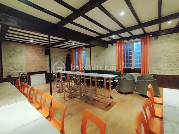 EXCLUSIVITÉ – Immeuble de rapport de 500 m² avec Bar-Restaurant, Licence IV et fort potentiel de développement – Centre historique de Nérac.

Au cœur du centre historique de Nérac, cité d’Henri IV et destination touristique prisée du Lot-et-Garonne, découvrez cet ensemble immobilier en pierre d’environ 500 m² offrant un potentiel exceptionnel pour un projet de restauration, d’hôtellerie, d’événementiel ou d’investissement locatif.

Une activité de restauration prête à l’exploitation : 

Le rez-de-chaussée accueille un Bar-Restaurant d’environ 250 m² entièrement meublé et équipé, permettant une reprise immédiate de l’activité sans investissement complémentaire majeur.
L’établissement dispose d’une salle de restauration chaleureuse, d’un espace bar, d’une cuisine semi-ouverte équipée de matériel professionnel (fours, réfrigérateurs, congélateurs, micro-ondes, hotte d’extraction…) conforme aux normes en vigueur, ainsi que de l’ensemble du mobilier, de la verrerie et des équipements nécessaires à l’exploitation.
Une agréable terrasse de 65 m² constitue un véritable atout commercial et permet d’accueillir une clientèle supplémentaire durant la saison touristique.
La vente comprend également une Licence IV, élément particulièrement recherché et à forte valeur ajoutée.
Deux caves d’une superficie totale d’environ 70 m² complètent cet espace.

Des surfaces complémentaires à valoriser : 

Au premier étage, vous bénéficierez d’une vaste salle meublée pouvant accueillir de multiples projets : réception, séminaires, privatisations, salle événementielle ou extension de l’activité de restauration.
Un studio meublé complète ce niveau.

Un important potentiel d’aménagement : 

Les niveaux supérieurs restent à rénover et offrent de nombreuses possibilités de valorisation : création de logements, chambres d’hôtes, hébergements touristiques, espaces professionnels ou projet mixte selon vos ambitions.

Les points forts : 

✔ Immeuble en pierre de caractère
✔ Environ 500 m² de surface exploitable
✔ Emplacement premium dans le centre historique de Nérac
✔ Bar-Restaurant entièrement équipé et opérationnel
✔ Licence IV incluse dans la vente
✔ Terrasse de 65 m²
✔ Studio meublé
✔ Deux caves de 70 m² au total
✔ Fort potentiel de création de valeur
✔ Idéal investisseur, restaurateur ou professionnel du tourisme

Une opportunité rare d’acquérir un immeuble de caractère associant exploitation commerciale immédiate et fort potentiel de développement dans l’une des villes les plus attractives du Lot-et-Garonne.

À découvrir sans tarder !