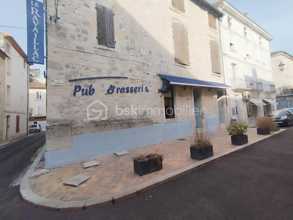 EXCLUSIVITÉ – Immeuble de rapport de 500 m² avec Bar-Restaurant, Licence IV et fort potentiel de développement – Centre historique de Nérac.

Au cœur du centre historique de Nérac, cité d’Henri IV et destination touristique prisée du Lot-et-Garonne, découvrez cet ensemble immobilier en pierre d’environ 500 m² offrant un potentiel exceptionnel pour un projet de restauration, d’hôtellerie, d’événementiel ou d’investissement locatif.

Une activité de restauration prête à l’exploitation : 

Le rez-de-chaussée accueille un Bar-Restaurant d’environ 250 m² entièrement meublé et équipé, permettant une reprise immédiate de l’activité sans investissement complémentaire majeur.
L’établissement dispose d’une salle de restauration chaleureuse, d’un espace bar, d’une cuisine semi-ouverte équipée de matériel professionnel (fours, réfrigérateurs, congélateurs, micro-ondes, hotte d’extraction…) conforme aux normes en vigueur, ainsi que de l’ensemble du mobilier, de la verrerie et des équipements nécessaires à l’exploitation.
Une agréable terrasse de 65 m² constitue un véritable atout commercial et permet d’accueillir une clientèle supplémentaire durant la saison touristique.
La vente comprend également une Licence IV, élément particulièrement recherché et à forte valeur ajoutée.
Deux caves d’une superficie totale d’environ 70 m² complètent cet espace.

Des surfaces complémentaires à valoriser : 

Au premier étage, vous bénéficierez d’une vaste salle meublée pouvant accueillir de multiples projets : réception, séminaires, privatisations, salle événementielle ou extension de l’activité de restauration.
Un studio meublé complète ce niveau.

Un important potentiel d’aménagement : 

Les niveaux supérieurs restent à rénover et offrent de nombreuses possibilités de valorisation : création de logements, chambres d’hôtes, hébergements touristiques, espaces professionnels ou projet mixte selon vos ambitions.

Les points forts : 

✔ Immeuble en pierre de caractère
✔ Environ 500 m² de surface exploitable
✔ Emplacement premium dans le centre historique de Nérac
✔ Bar-Restaurant entièrement équipé et opérationnel
✔ Licence IV incluse dans la vente
✔ Terrasse de 65 m²
✔ Studio meublé
✔ Deux caves de 70 m² au total
✔ Fort potentiel de création de valeur
✔ Idéal investisseur, restaurateur ou professionnel du tourisme

Une opportunité rare d’acquérir un immeuble de caractère associant exploitation commerciale immédiate et fort potentiel de développement dans l’une des villes les plus attractives du Lot-et-Garonne.

À découvrir sans tarder !