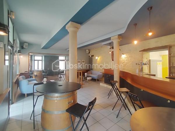 EXCLUSIVITÉ – Immeuble de rapport de 500 m² avec Bar-Restaurant, Licence IV et fort potentiel de développement – Centre historique de Nérac.

Au cœur du centre historique de Nérac, cité d’Henri IV et destination touristique prisée du Lot-et-Garonne, découvrez cet ensemble immobilier en pierre d’environ 500 m² offrant un potentiel exceptionnel pour un projet de restauration, d’hôtellerie, d’événementiel ou d’investissement locatif.

Une activité de restauration prête à l’exploitation : 

Le rez-de-chaussée accueille un Bar-Restaurant d’environ 250 m² entièrement meublé et équipé, permettant une reprise immédiate de l’activité sans investissement complémentaire majeur.
L’établissement dispose d’une salle de restauration chaleureuse, d’un espace bar, d’une cuisine semi-ouverte équipée de matériel professionnel (fours, réfrigérateurs, congélateurs, micro-ondes, hotte d’extraction…) conforme aux normes en vigueur, ainsi que de l’ensemble du mobilier, de la verrerie et des équipements nécessaires à l’exploitation.
Une agréable terrasse de 65 m² constitue un véritable atout commercial et permet d’accueillir une clientèle supplémentaire durant la saison touristique.
La vente comprend également une Licence IV, élément particulièrement recherché et à forte valeur ajoutée.
Deux caves d’une superficie totale d’environ 70 m² complètent cet espace.

Des surfaces complémentaires à valoriser : 

Au premier étage, vous bénéficierez d’une vaste salle meublée pouvant accueillir de multiples projets : réception, séminaires, privatisations, salle événementielle ou extension de l’activité de restauration.
Un studio meublé complète ce niveau.

Un important potentiel d’aménagement : 

Les niveaux supérieurs restent à rénover et offrent de nombreuses possibilités de valorisation : création de logements, chambres d’hôtes, hébergements touristiques, espaces professionnels ou projet mixte selon vos ambitions.

Les points forts : 

✔ Immeuble en pierre de caractère
✔ Environ 500 m² de surface exploitable
✔ Emplacement premium dans le centre historique de Nérac
✔ Bar-Restaurant entièrement équipé et opérationnel
✔ Licence IV incluse dans la vente
✔ Terrasse de 65 m²
✔ Studio meublé
✔ Deux caves de 70 m² au total
✔ Fort potentiel de création de valeur
✔ Idéal investisseur, restaurateur ou professionnel du tourisme

Une opportunité rare d’acquérir un immeuble de caractère associant exploitation commerciale immédiate et fort potentiel de développement dans l’une des villes les plus attractives du Lot-et-Garonne.

À découvrir sans tarder !