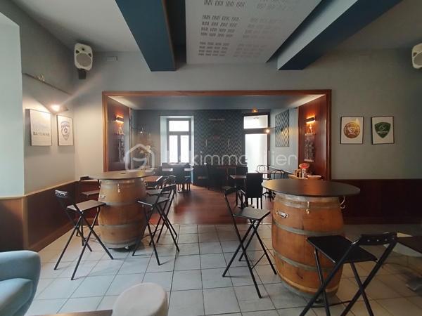 EXCLUSIVITÉ – Immeuble de rapport de 500 m² avec Bar-Restaurant, Licence IV et fort potentiel de développement – Centre historique de Nérac.

Au cœur du centre historique de Nérac, cité d’Henri IV et destination touristique prisée du Lot-et-Garonne, découvrez cet ensemble immobilier en pierre d’environ 500 m² offrant un potentiel exceptionnel pour un projet de restauration, d’hôtellerie, d’événementiel ou d’investissement locatif.

Une activité de restauration prête à l’exploitation : 

Le rez-de-chaussée accueille un Bar-Restaurant d’environ 250 m² entièrement meublé et équipé, permettant une reprise immédiate de l’activité sans investissement complémentaire majeur.
L’établissement dispose d’une salle de restauration chaleureuse, d’un espace bar, d’une cuisine semi-ouverte équipée de matériel professionnel (fours, réfrigérateurs, congélateurs, micro-ondes, hotte d’extraction…) conforme aux normes en vigueur, ainsi que de l’ensemble du mobilier, de la verrerie et des équipements nécessaires à l’exploitation.
Une agréable terrasse de 65 m² constitue un véritable atout commercial et permet d’accueillir une clientèle supplémentaire durant la saison touristique.
La vente comprend également une Licence IV, élément particulièrement recherché et à forte valeur ajoutée.
Deux caves d’une superficie totale d’environ 70 m² complètent cet espace.

Des surfaces complémentaires à valoriser : 

Au premier étage, vous bénéficierez d’une vaste salle meublée pouvant accueillir de multiples projets : réception, séminaires, privatisations, salle événementielle ou extension de l’activité de restauration.
Un studio meublé complète ce niveau.

Un important potentiel d’aménagement : 

Les niveaux supérieurs restent à rénover et offrent de nombreuses possibilités de valorisation : création de logements, chambres d’hôtes, hébergements touristiques, espaces professionnels ou projet mixte selon vos ambitions.

Les points forts : 

✔ Immeuble en pierre de caractère
✔ Environ 500 m² de surface exploitable
✔ Emplacement premium dans le centre historique de Nérac
✔ Bar-Restaurant entièrement équipé et opérationnel
✔ Licence IV incluse dans la vente
✔ Terrasse de 65 m²
✔ Studio meublé
✔ Deux caves de 70 m² au total
✔ Fort potentiel de création de valeur
✔ Idéal investisseur, restaurateur ou professionnel du tourisme

Une opportunité rare d’acquérir un immeuble de caractère associant exploitation commerciale immédiate et fort potentiel de développement dans l’une des villes les plus attractives du Lot-et-Garonne.

À découvrir sans tarder !