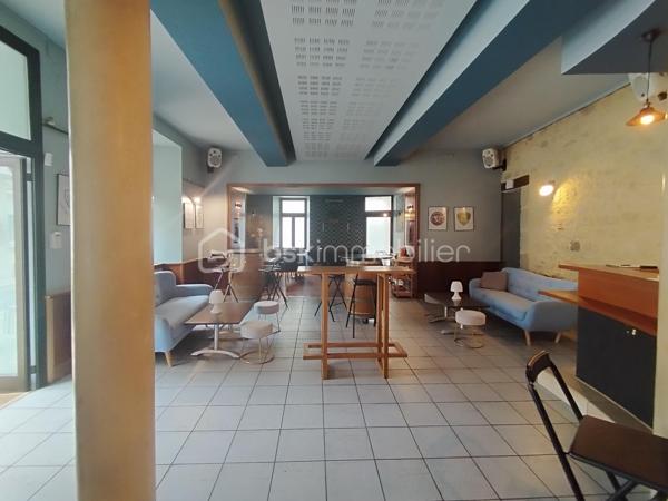 EXCLUSIVITÉ – Immeuble de rapport de 500 m² avec Bar-Restaurant, Licence IV et fort potentiel de développement – Centre historique de Nérac.

Au cœur du centre historique de Nérac, cité d’Henri IV et destination touristique prisée du Lot-et-Garonne, découvrez cet ensemble immobilier en pierre d’environ 500 m² offrant un potentiel exceptionnel pour un projet de restauration, d’hôtellerie, d’événementiel ou d’investissement locatif.

Une activité de restauration prête à l’exploitation : 

Le rez-de-chaussée accueille un Bar-Restaurant d’environ 250 m² entièrement meublé et équipé, permettant une reprise immédiate de l’activité sans investissement complémentaire majeur.
L’établissement dispose d’une salle de restauration chaleureuse, d’un espace bar, d’une cuisine semi-ouverte équipée de matériel professionnel (fours, réfrigérateurs, congélateurs, micro-ondes, hotte d’extraction…) conforme aux normes en vigueur, ainsi que de l’ensemble du mobilier, de la verrerie et des équipements nécessaires à l’exploitation.
Une agréable terrasse de 65 m² constitue un véritable atout commercial et permet d’accueillir une clientèle supplémentaire durant la saison touristique.
La vente comprend également une Licence IV, élément particulièrement recherché et à forte valeur ajoutée.
Deux caves d’une superficie totale d’environ 70 m² complètent cet espace.

Des surfaces complémentaires à valoriser : 

Au premier étage, vous bénéficierez d’une vaste salle meublée pouvant accueillir de multiples projets : réception, séminaires, privatisations, salle événementielle ou extension de l’activité de restauration.
Un studio meublé complète ce niveau.

Un important potentiel d’aménagement : 

Les niveaux supérieurs restent à rénover et offrent de nombreuses possibilités de valorisation : création de logements, chambres d’hôtes, hébergements touristiques, espaces professionnels ou projet mixte selon vos ambitions.

Les points forts : 

✔ Immeuble en pierre de caractère
✔ Environ 500 m² de surface exploitable
✔ Emplacement premium dans le centre historique de Nérac
✔ Bar-Restaurant entièrement équipé et opérationnel
✔ Licence IV incluse dans la vente
✔ Terrasse de 65 m²
✔ Studio meublé
✔ Deux caves de 70 m² au total
✔ Fort potentiel de création de valeur
✔ Idéal investisseur, restaurateur ou professionnel du tourisme

Une opportunité rare d’acquérir un immeuble de caractère associant exploitation commerciale immédiate et fort potentiel de développement dans l’une des villes les plus attractives du Lot-et-Garonne.

À découvrir sans tarder !
