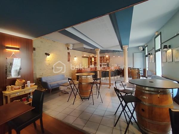 EXCLUSIVITÉ – Immeuble de rapport de 500 m² avec Bar-Restaurant, Licence IV et fort potentiel de développement – Centre historique de Nérac.

Au cœur du centre historique de Nérac, cité d’Henri IV et destination touristique prisée du Lot-et-Garonne, découvrez cet ensemble immobilier en pierre d’environ 500 m² offrant un potentiel exceptionnel pour un projet de restauration, d’hôtellerie, d’événementiel ou d’investissement locatif.

Une activité de restauration prête à l’exploitation : 

Le rez-de-chaussée accueille un Bar-Restaurant d’environ 250 m² entièrement meublé et équipé, permettant une reprise immédiate de l’activité sans investissement complémentaire majeur.
L’établissement dispose d’une salle de restauration chaleureuse, d’un espace bar, d’une cuisine semi-ouverte équipée de matériel professionnel (fours, réfrigérateurs, congélateurs, micro-ondes, hotte d’extraction…) conforme aux normes en vigueur, ainsi que de l’ensemble du mobilier, de la verrerie et des équipements nécessaires à l’exploitation.
Une agréable terrasse de 65 m² constitue un véritable atout commercial et permet d’accueillir une clientèle supplémentaire durant la saison touristique.
La vente comprend également une Licence IV, élément particulièrement recherché et à forte valeur ajoutée.
Deux caves d’une superficie totale d’environ 70 m² complètent cet espace.

Des surfaces complémentaires à valoriser : 

Au premier étage, vous bénéficierez d’une vaste salle meublée pouvant accueillir de multiples projets : réception, séminaires, privatisations, salle événementielle ou extension de l’activité de restauration.
Un studio meublé complète ce niveau.

Un important potentiel d’aménagement : 

Les niveaux supérieurs restent à rénover et offrent de nombreuses possibilités de valorisation : création de logements, chambres d’hôtes, hébergements touristiques, espaces professionnels ou projet mixte selon vos ambitions.

Les points forts : 

✔ Immeuble en pierre de caractère
✔ Environ 500 m² de surface exploitable
✔ Emplacement premium dans le centre historique de Nérac
✔ Bar-Restaurant entièrement équipé et opérationnel
✔ Licence IV incluse dans la vente
✔ Terrasse de 65 m²
✔ Studio meublé
✔ Deux caves de 70 m² au total
✔ Fort potentiel de création de valeur
✔ Idéal investisseur, restaurateur ou professionnel du tourisme

Une opportunité rare d’acquérir un immeuble de caractère associant exploitation commerciale immédiate et fort potentiel de développement dans l’une des villes les plus attractives du Lot-et-Garonne.

À découvrir sans tarder !
