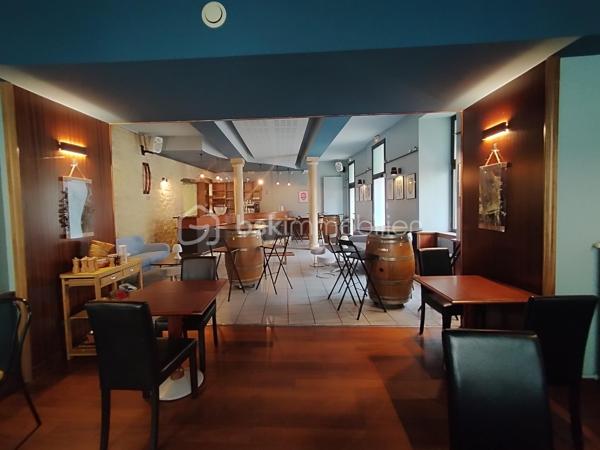 EXCLUSIVITÉ – Immeuble de rapport de 500 m² avec Bar-Restaurant, Licence IV et fort potentiel de développement – Centre historique de Nérac.

Au cœur du centre historique de Nérac, cité d’Henri IV et destination touristique prisée du Lot-et-Garonne, découvrez cet ensemble immobilier en pierre d’environ 500 m² offrant un potentiel exceptionnel pour un projet de restauration, d’hôtellerie, d’événementiel ou d’investissement locatif.

Une activité de restauration prête à l’exploitation : 

Le rez-de-chaussée accueille un Bar-Restaurant d’environ 250 m² entièrement meublé et équipé, permettant une reprise immédiate de l’activité sans investissement complémentaire majeur.
L’établissement dispose d’une salle de restauration chaleureuse, d’un espace bar, d’une cuisine semi-ouverte équipée de matériel professionnel (fours, réfrigérateurs, congélateurs, micro-ondes, hotte d’extraction…) conforme aux normes en vigueur, ainsi que de l’ensemble du mobilier, de la verrerie et des équipements nécessaires à l’exploitation.
Une agréable terrasse de 65 m² constitue un véritable atout commercial et permet d’accueillir une clientèle supplémentaire durant la saison touristique.
La vente comprend également une Licence IV, élément particulièrement recherché et à forte valeur ajoutée.
Deux caves d’une superficie totale d’environ 70 m² complètent cet espace.

Des surfaces complémentaires à valoriser : 

Au premier étage, vous bénéficierez d’une vaste salle meublée pouvant accueillir de multiples projets : réception, séminaires, privatisations, salle événementielle ou extension de l’activité de restauration.
Un studio meublé complète ce niveau.

Un important potentiel d’aménagement : 

Les niveaux supérieurs restent à rénover et offrent de nombreuses possibilités de valorisation : création de logements, chambres d’hôtes, hébergements touristiques, espaces professionnels ou projet mixte selon vos ambitions.

Les points forts : 

✔ Immeuble en pierre de caractère
✔ Environ 500 m² de surface exploitable
✔ Emplacement premium dans le centre historique de Nérac
✔ Bar-Restaurant entièrement équipé et opérationnel
✔ Licence IV incluse dans la vente
✔ Terrasse de 65 m²
✔ Studio meublé
✔ Deux caves de 70 m² au total
✔ Fort potentiel de création de valeur
✔ Idéal investisseur, restaurateur ou professionnel du tourisme

Une opportunité rare d’acquérir un immeuble de caractère associant exploitation commerciale immédiate et fort potentiel de développement dans l’une des villes les plus attractives du Lot-et-Garonne.

À découvrir sans tarder !