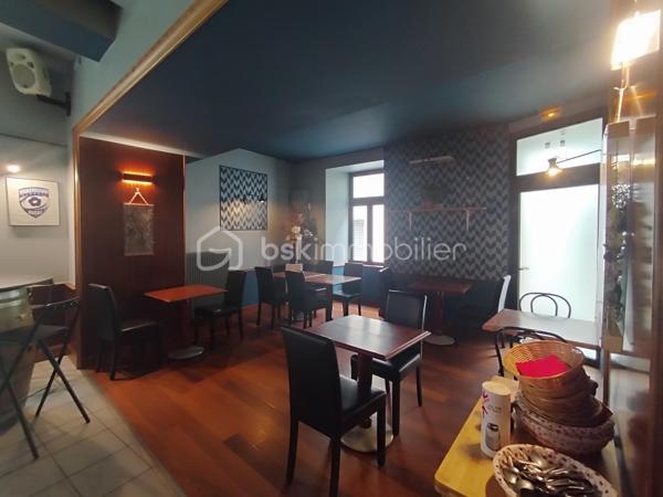 EXCLUSIVITÉ – Immeuble de rapport de 500 m² avec Bar-Restaurant, Licence IV et fort potentiel de développement – Centre historique de Nérac.

Au cœur du centre historique de Nérac, cité d’Henri IV et destination touristique prisée du Lot-et-Garonne, découvrez cet ensemble immobilier en pierre d’environ 500 m² offrant un potentiel exceptionnel pour un projet de restauration, d’hôtellerie, d’événementiel ou d’investissement locatif.

Une activité de restauration prête à l’exploitation : 

Le rez-de-chaussée accueille un Bar-Restaurant d’environ 250 m² entièrement meublé et équipé, permettant une reprise immédiate de l’activité sans investissement complémentaire majeur.
L’établissement dispose d’une salle de restauration chaleureuse, d’un espace bar, d’une cuisine semi-ouverte équipée de matériel professionnel (fours, réfrigérateurs, congélateurs, micro-ondes, hotte d’extraction…) conforme aux normes en vigueur, ainsi que de l’ensemble du mobilier, de la verrerie et des équipements nécessaires à l’exploitation.
Une agréable terrasse de 65 m² constitue un véritable atout commercial et permet d’accueillir une clientèle supplémentaire durant la saison touristique.
La vente comprend également une Licence IV, élément particulièrement recherché et à forte valeur ajoutée.
Deux caves d’une superficie totale d’environ 70 m² complètent cet espace.

Des surfaces complémentaires à valoriser : 

Au premier étage, vous bénéficierez d’une vaste salle meublée pouvant accueillir de multiples projets : réception, séminaires, privatisations, salle événementielle ou extension de l’activité de restauration.
Un studio meublé complète ce niveau.

Un important potentiel d’aménagement : 

Les niveaux supérieurs restent à rénover et offrent de nombreuses possibilités de valorisation : création de logements, chambres d’hôtes, hébergements touristiques, espaces professionnels ou projet mixte selon vos ambitions.

Les points forts : 

✔ Immeuble en pierre de caractère
✔ Environ 500 m² de surface exploitable
✔ Emplacement premium dans le centre historique de Nérac
✔ Bar-Restaurant entièrement équipé et opérationnel
✔ Licence IV incluse dans la vente
✔ Terrasse de 65 m²
✔ Studio meublé
✔ Deux caves de 70 m² au total
✔ Fort potentiel de création de valeur
✔ Idéal investisseur, restaurateur ou professionnel du tourisme

Une opportunité rare d’acquérir un immeuble de caractère associant exploitation commerciale immédiate et fort potentiel de développement dans l’une des villes les plus attractives du Lot-et-Garonne.

À découvrir sans tarder !