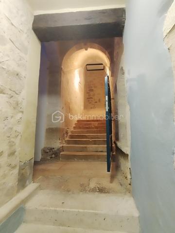 EXCLUSIVITÉ – Immeuble de rapport de 500 m² avec Bar-Restaurant, Licence IV et fort potentiel de développement – Centre historique de Nérac.

Au cœur du centre historique de Nérac, cité d’Henri IV et destination touristique prisée du Lot-et-Garonne, découvrez cet ensemble immobilier en pierre d’environ 500 m² offrant un potentiel exceptionnel pour un projet de restauration, d’hôtellerie, d’événementiel ou d’investissement locatif.

Une activité de restauration prête à l’exploitation : 

Le rez-de-chaussée accueille un Bar-Restaurant d’environ 250 m² entièrement meublé et équipé, permettant une reprise immédiate de l’activité sans investissement complémentaire majeur.
L’établissement dispose d’une salle de restauration chaleureuse, d’un espace bar, d’une cuisine semi-ouverte équipée de matériel professionnel (fours, réfrigérateurs, congélateurs, micro-ondes, hotte d’extraction…) conforme aux normes en vigueur, ainsi que de l’ensemble du mobilier, de la verrerie et des équipements nécessaires à l’exploitation.
Une agréable terrasse de 65 m² constitue un véritable atout commercial et permet d’accueillir une clientèle supplémentaire durant la saison touristique.
La vente comprend également une Licence IV, élément particulièrement recherché et à forte valeur ajoutée.
Deux caves d’une superficie totale d’environ 70 m² complètent cet espace.

Des surfaces complémentaires à valoriser : 

Au premier étage, vous bénéficierez d’une vaste salle meublée pouvant accueillir de multiples projets : réception, séminaires, privatisations, salle événementielle ou extension de l’activité de restauration.
Un studio meublé complète ce niveau.

Un important potentiel d’aménagement : 

Les niveaux supérieurs restent à rénover et offrent de nombreuses possibilités de valorisation : création de logements, chambres d’hôtes, hébergements touristiques, espaces professionnels ou projet mixte selon vos ambitions.

Les points forts : 

✔ Immeuble en pierre de caractère
✔ Environ 500 m² de surface exploitable
✔ Emplacement premium dans le centre historique de Nérac
✔ Bar-Restaurant entièrement équipé et opérationnel
✔ Licence IV incluse dans la vente
✔ Terrasse de 65 m²
✔ Studio meublé
✔ Deux caves de 70 m² au total
✔ Fort potentiel de création de valeur
✔ Idéal investisseur, restaurateur ou professionnel du tourisme

Une opportunité rare d’acquérir un immeuble de caractère associant exploitation commerciale immédiate et fort potentiel de développement dans l’une des villes les plus attractives du Lot-et-Garonne.

À découvrir sans tarder !