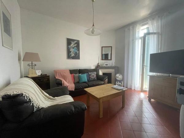Vente                                                      Appartement
                        
                     3 pièces                      49 m2                     à Perpignan