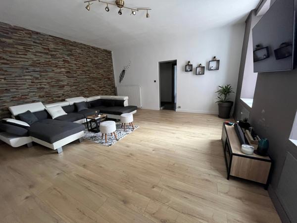 LUCON QUARTIER MARCHE COUVERT ET PISCINE MAISON DE CARACTERE BOURREE DE CHARME AVEC ANNEXES ET PATIO
