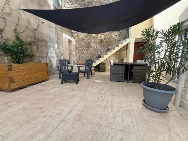 LUCON QUARTIER MARCHE COUVERT ET PISCINE MAISON DE CARACTERE BOURREE DE CHARME AVEC ANNEXES ET PATIO