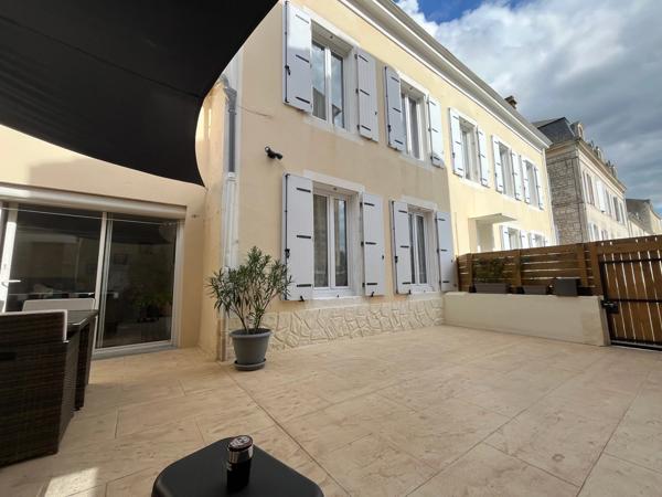 LUCON QUARTIER MARCHE COUVERT ET PISCINE MAISON DE CARACTERE BOURREE DE CHARME AVEC ANNEXES ET PATIO