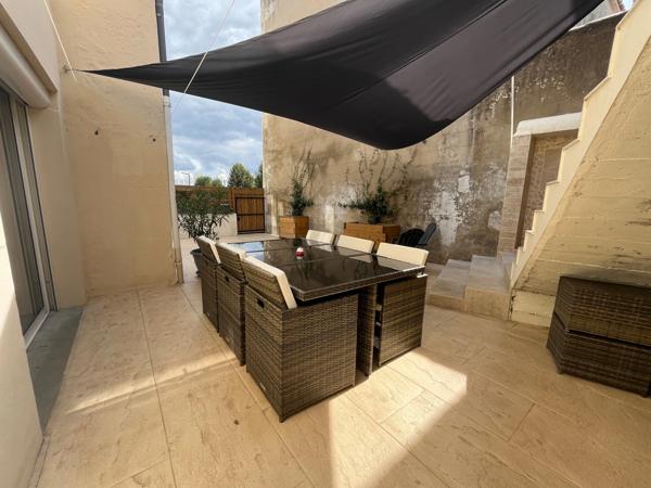 LUCON QUARTIER MARCHE COUVERT ET PISCINE MAISON DE CARACTERE BOURREE DE CHARME AVEC ANNEXES ET PATIO