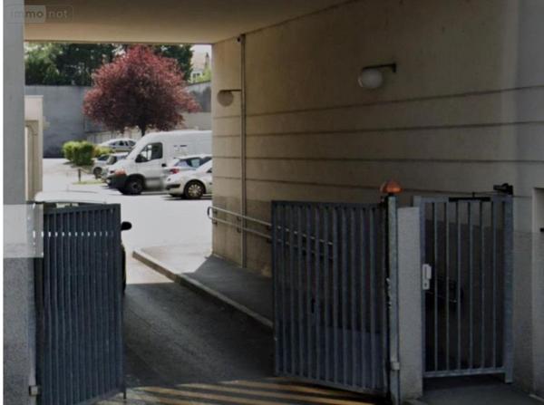 Garage - Parking à louer à Reims dans la Marne (51100), ref : LOCAGANOIJU