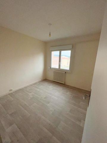 Appartement avec 3 chambres, garage.