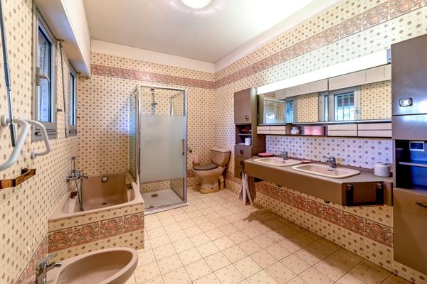 Propriété 4 faces au fort potentiel, sur plus de 2800m² avec piscine.