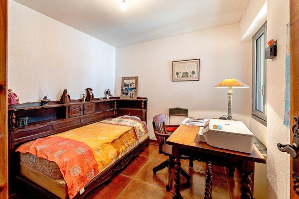 Propriété 4 faces au fort potentiel, sur plus de 2800m² avec piscine.