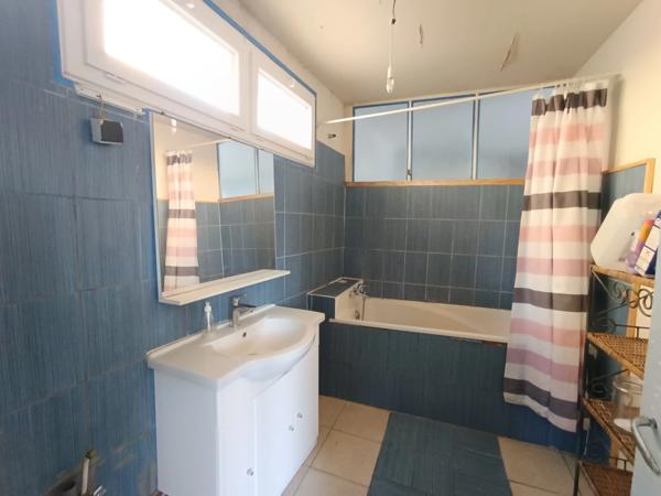 Local commercial 130m2 avec appartement emplacement N°1 - centre SAINT PIERRE D'OLERON (17)