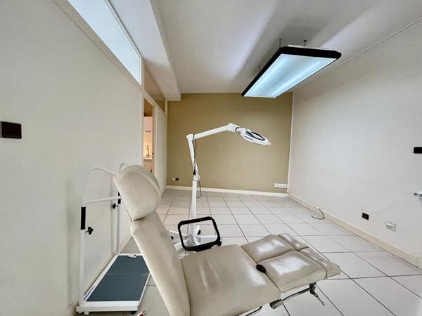 Location local commercial Saint-Jean-de-Luz - 49 m² - 1 108 € / mois