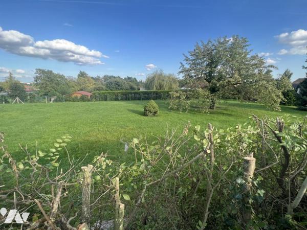 PROCHE CAMBRAI dans bel environnement résidentiel : deux parcelles de terrain à bâtir à vendre