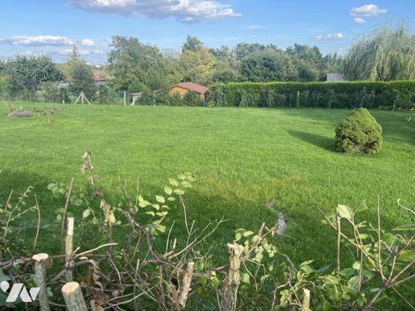 PROCHE CAMBRAI dans bel environnement résidentiel : deux parcelles de terrain à bâtir à vendre