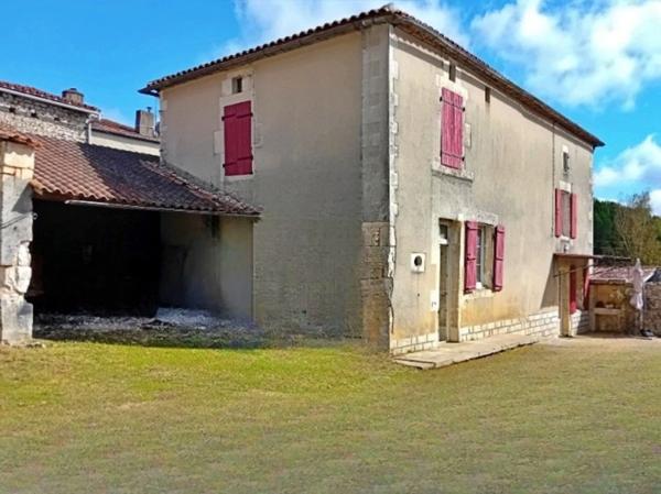 Maison à rénover avec vastes dépendances. Chasseneuil-sur-Bonnieure, Charente (16)