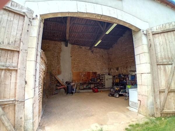 Maison à rénover avec vastes dépendances. Chasseneuil-sur-Bonnieure, Charente (16)