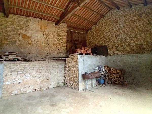 Maison à rénover avec vastes dépendances. Chasseneuil-sur-Bonnieure, Charente (16)