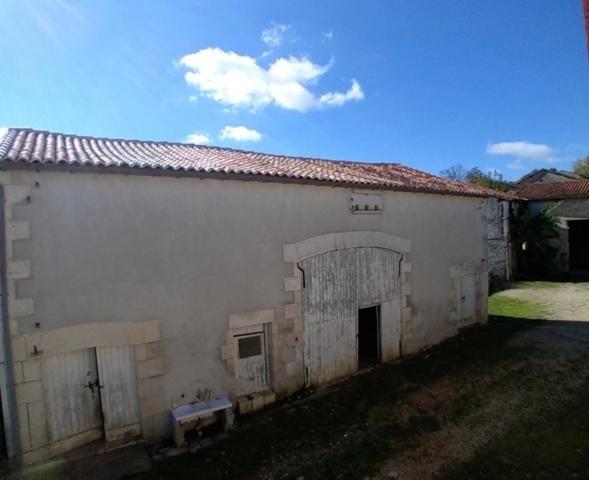 Maison à rénover avec vastes dépendances. Chasseneuil-sur-Bonnieure, Charente (16)