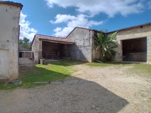 Maison à rénover avec vastes dépendances. Chasseneuil-sur-Bonnieure, Charente (16)