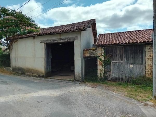 Maison à rénover avec vastes dépendances. Chasseneuil-sur-Bonnieure, Charente (16)